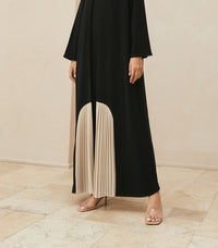 عباية سوداء فخمة وليها 2