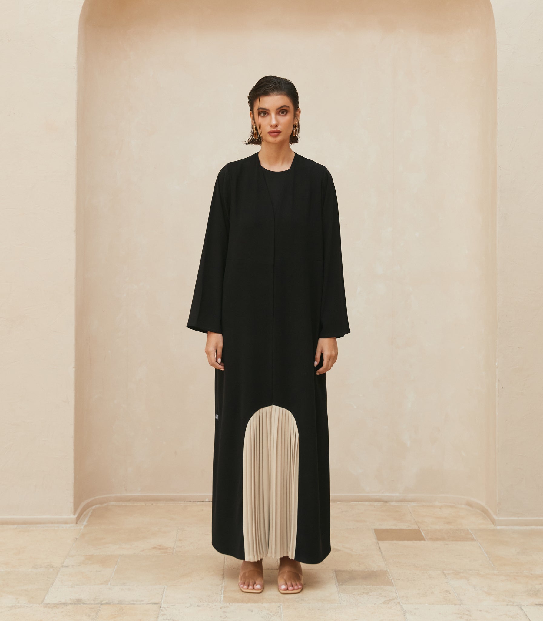 عباية سوداء فخمة وليها 1